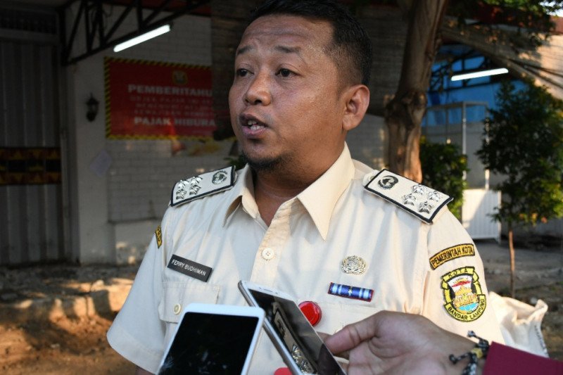 Pemkot Bandarlampung pasang stiker tidak bayar pajak di 13 papan reklame