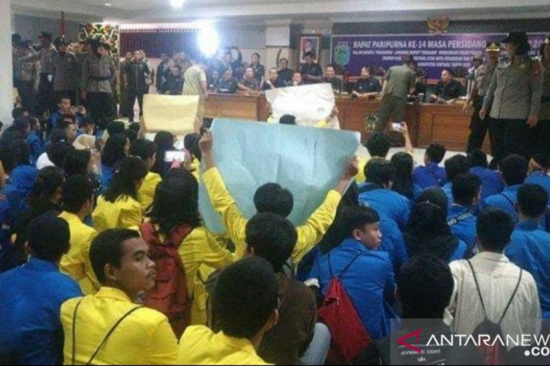 Ratusan warga unjuk rasa tolak proses hukum peladang sebabkan Karhutla