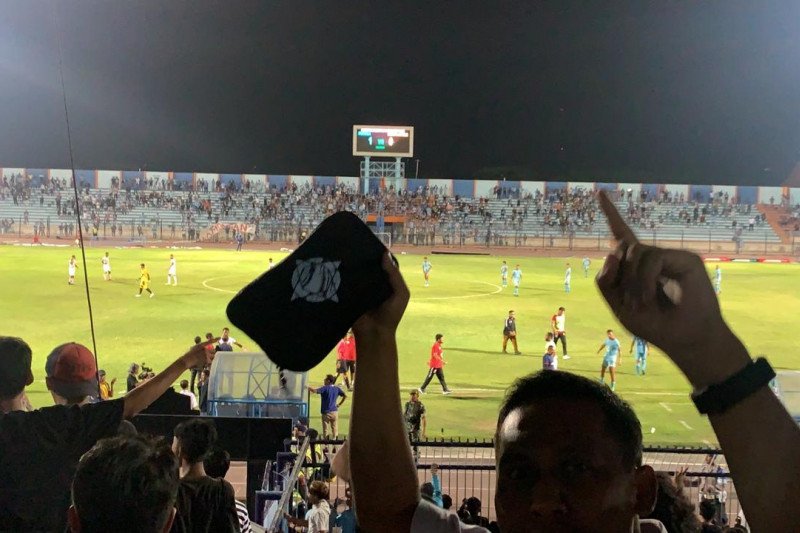 Penonton masuk lapangan, pertandingan Persela lawan Perseru dihentikan