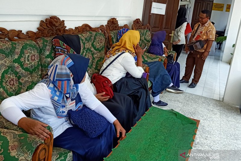 Pegawai Dispar Lombok Barat menemui Ispan Junaidi saat pemeriksaan