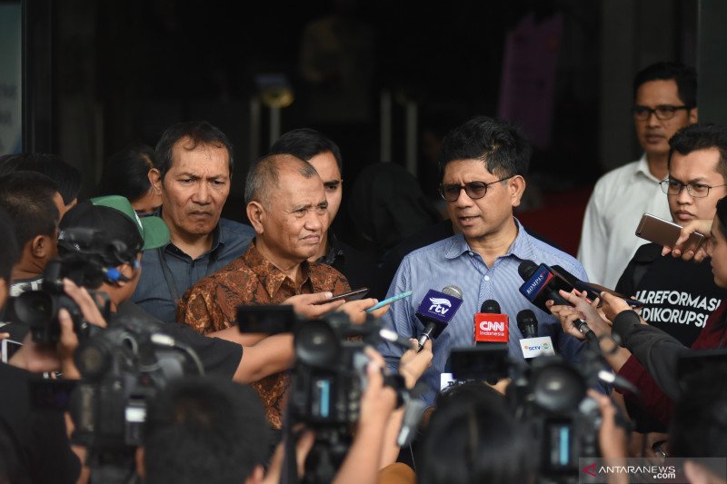 Datangi MK, pimpinan KPK ajukan