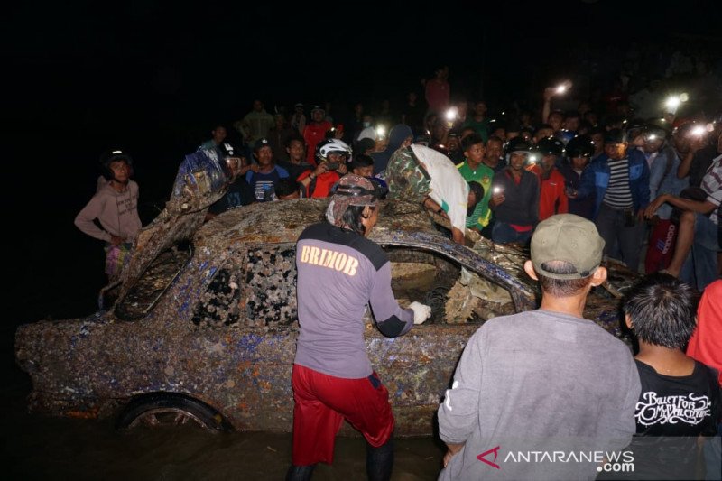 Warga Palu angkat mobil bangkai tsunami dari laut