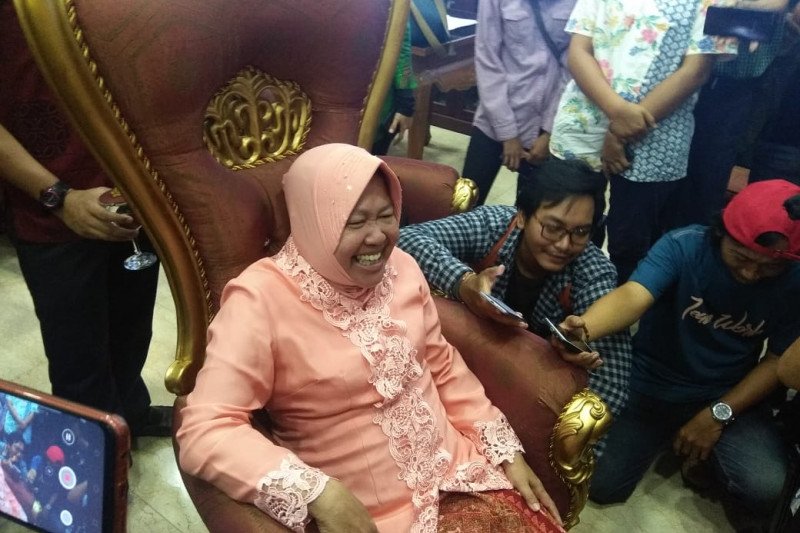 Wartawan Surabaya tiba-tiba kesurupan di depan Wali Kota Risma yang melakukan jumpa pers