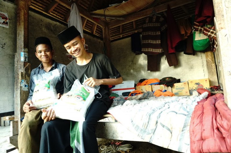 ACT menyalurkan bantuan beras untuk santri di Lombok Barat