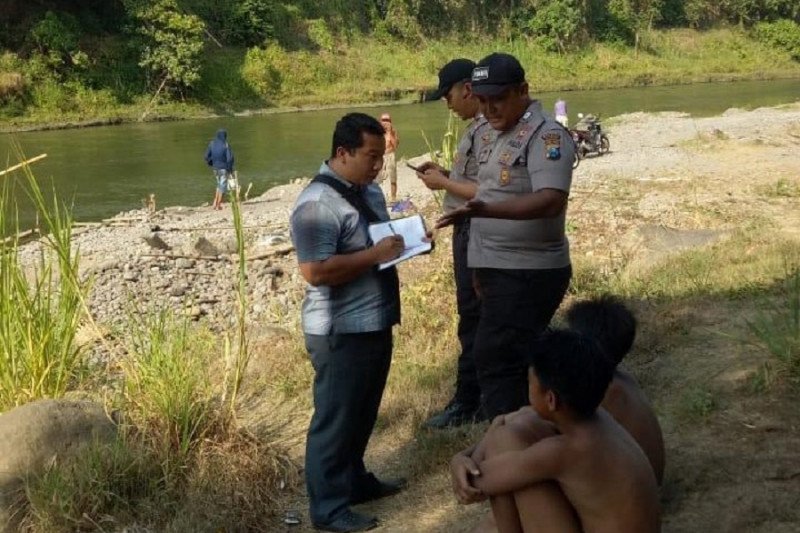 Tim cari seorang anak tenggelam di Sungai Brantas Blitar