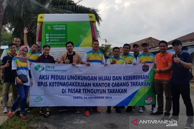 Jamsostek Tarakan berbagi tas ramah lingkungan