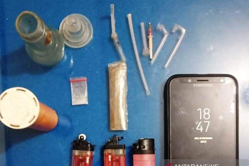 Lagi asyik di belakang rumah, Dodi digrebek polisi