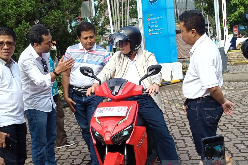 PLN UIW Sumbar kenalkan motor listrik ramah lingkungan ke masyarakat