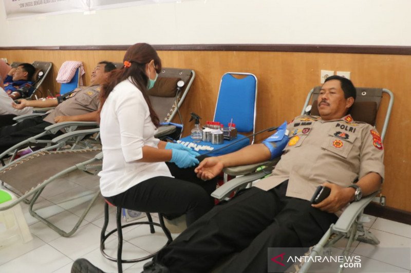 RS Bhayangkara Mataram menggelar donor darah meriahkan HUT POLAIRUD Ke-69