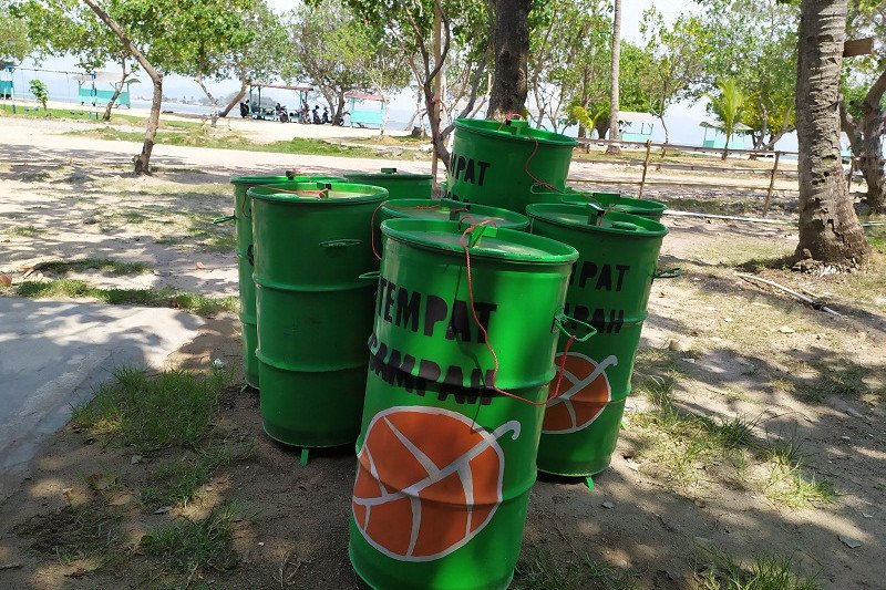 Objek wisata pantai Lampung butuh truk sampah
