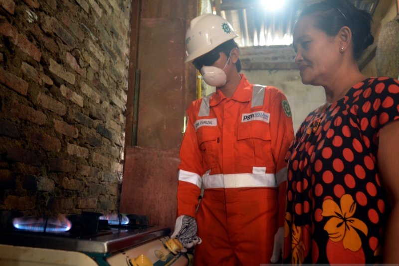 Petugas cek jaringan gas pelanggan rumah tangga di Bandarlampung