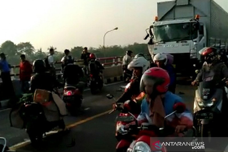 Truk dan bus terlibat kecelakaan di lingkar timur Cianjur