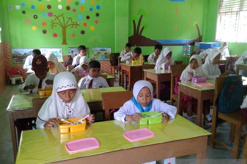SDN 09 Balai Satu Agam terapkan makan bersama di kelas