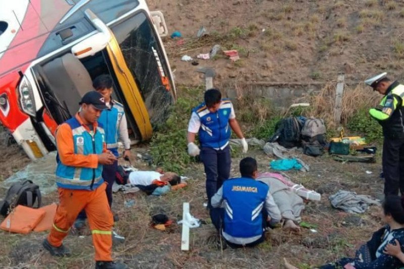 Dua meninggal akibat kecelakaan bus kramat djati di tol Sumo