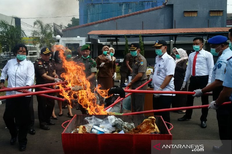 Kejaksaan Negeri Garut musnahkan barang bukti kasus pidana 2019