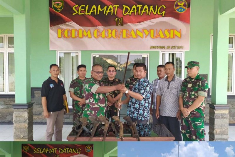 Warga Banyuasin serahkan sembilan pucuk senjata api