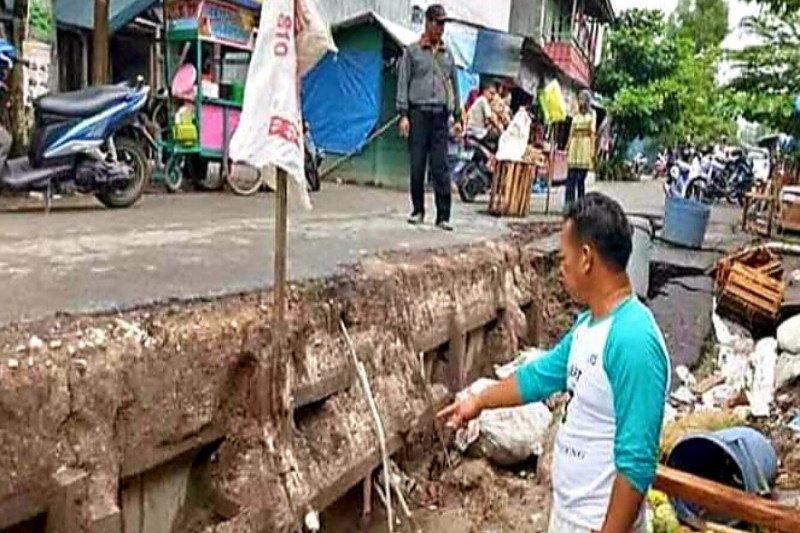 Ruas jalan di Pembuang Hulu mengalami longsor