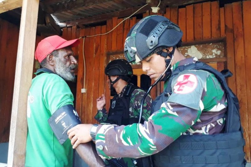 Satgas Yonif 305/Kostrad gelar patroli dan pengobatan gratis
