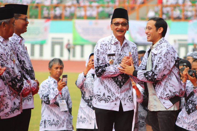 Bupati Pesisir Selatan Terima penghargaan Dwija Praja Nugraha
