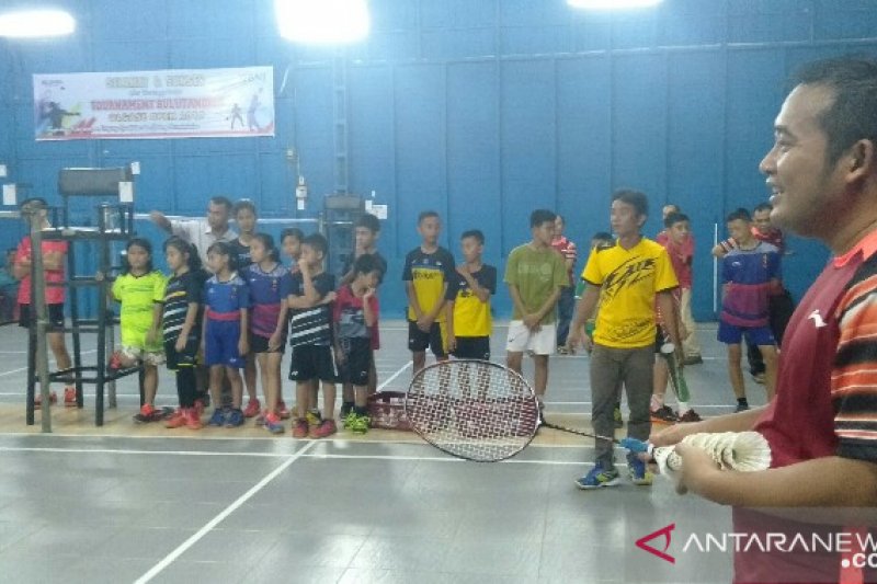 Mantan juara dunia identifikasi bakat atlet bulutangkis di Gunungsitoli