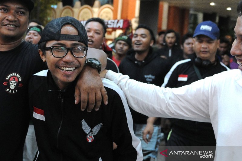 Suporter Indonesia yang sempat ditahan di Malaysia tiba di Bali