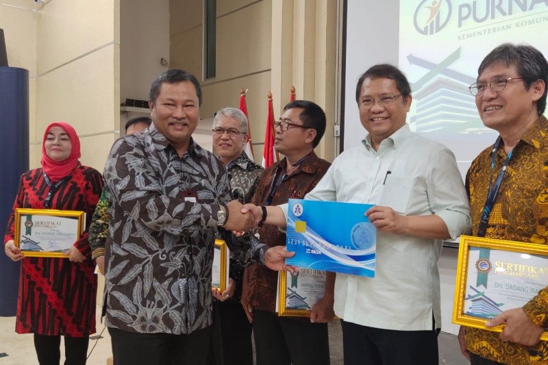 Taspen serahkan manfaat THT kepada Rudiantara