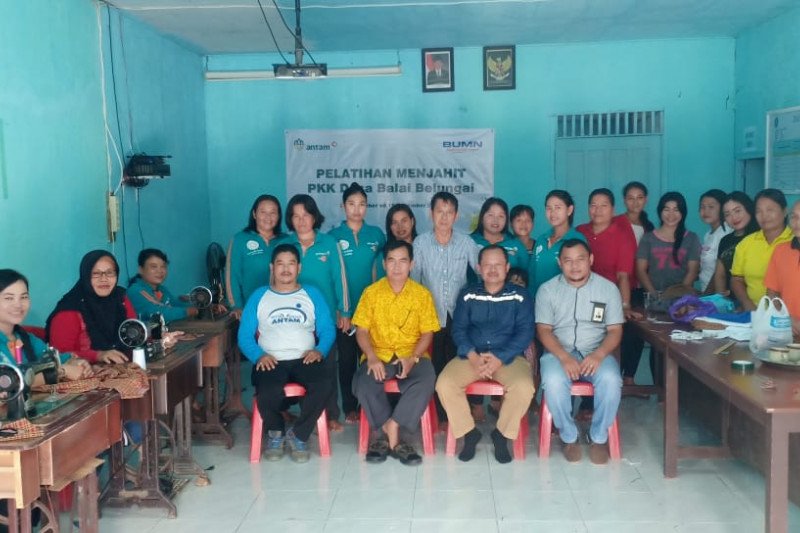 Antam melatih keterampilan menjahit masyarakat desa