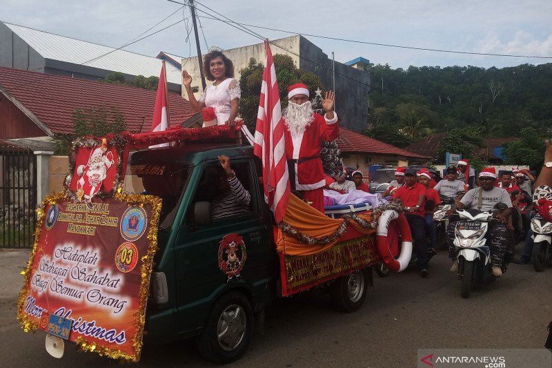 Parade Santa Claus songsong suka cita Natal di Manokwari