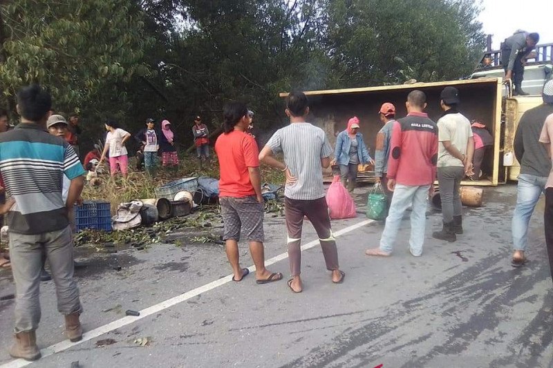 Sopir truk terbalik di Perawang Siak menyerahkan diri ke polisi