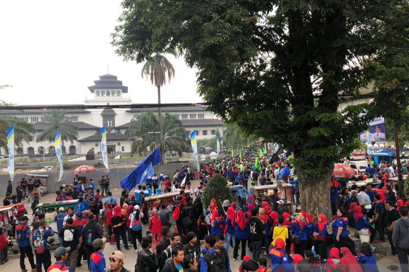 Buruh di Jabar kepung Gedung Sate terkait Kepgub UMK 2020
