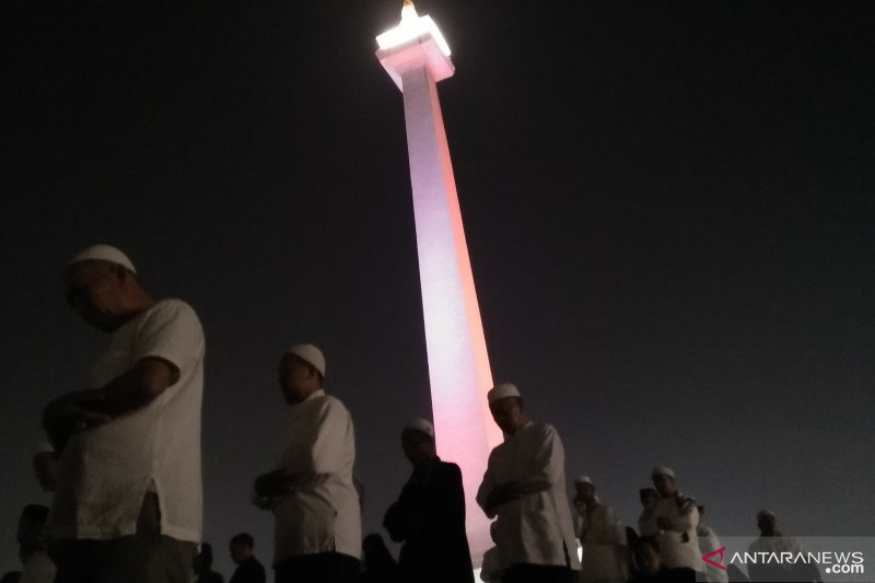 Di kawasan Monas, peserta Reuni 212 gelar shalat tahajud