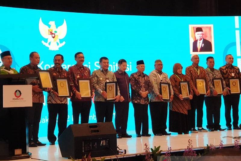 Bupati Hendrajoni terima AMPL Award