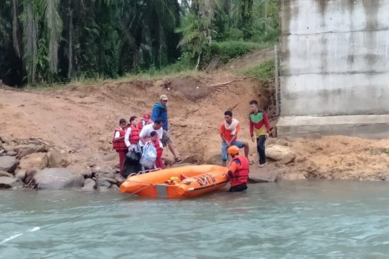 Jembatan putus, warga Paraman Ampalu gunakan perahu karet seberangi sungai