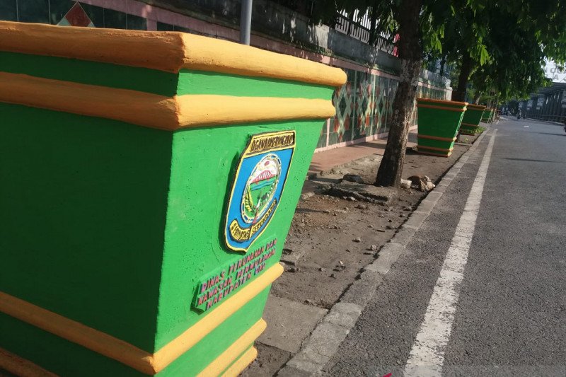 Dinas PU-Perkim OKU sebar ratusan pot tanaman hias di Kota Baturaja