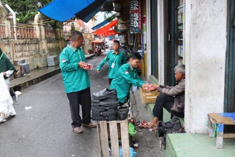 Penyandang disabilitas bagi-bagi makanan untuk warga Padang Panjang