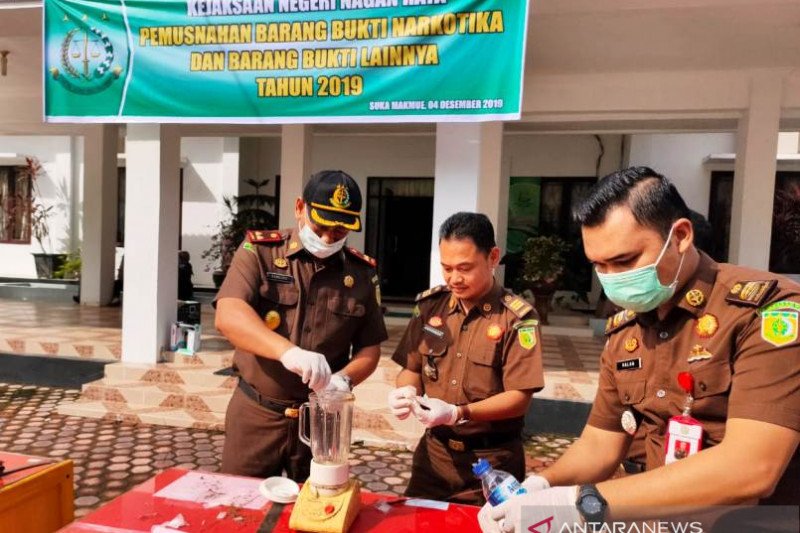 Kejari Nagan Raya Aceh musnahkan 24,3 kg ganja dan sabu-sabu 33,7 gram