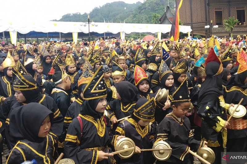 Tanah Datar pecahkan rekor MURI pemain talempong pacik terbanyak