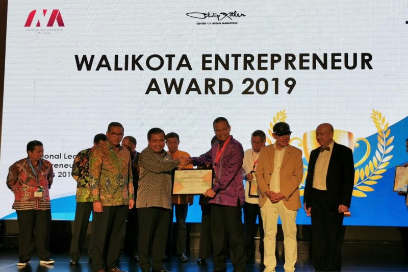 Wako Pariaman terima penghargaan Entrepreneur Award 2019 bidang pendidikan