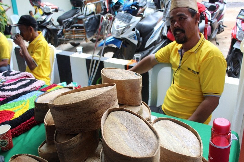 Peci sabut kelapa kreasi kaum disabilitas Lampung Selatan