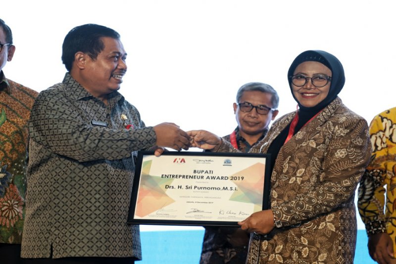 Bupati Sleman meraih penghargaan "Regional Leader Enterpreneur Award"