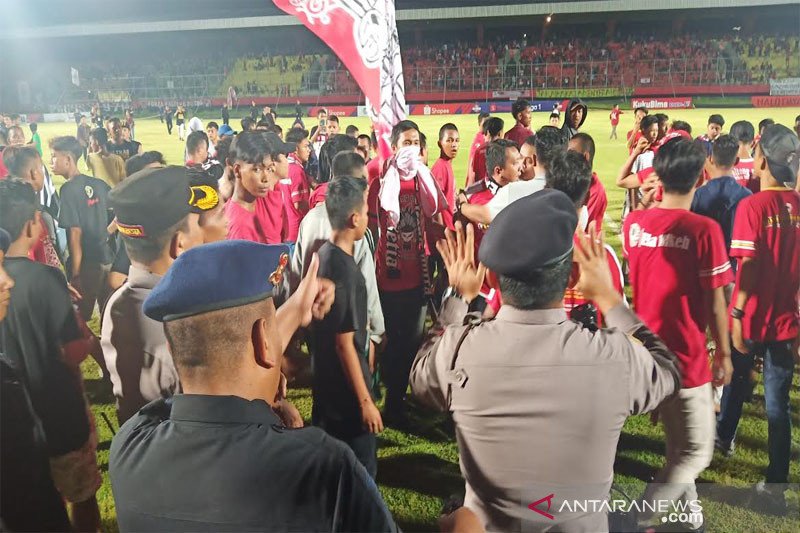 Kalteng Putra kalah, supoter melampiaskan kekecewaan rusak fasilitas stadion