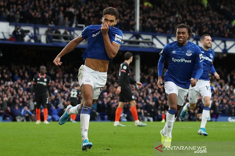 Everton tinggalkan zona degradasi setelah jungkalkan Chelsea