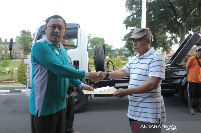 Pemkab Ogan Komering Ulu dapat bantuan satu unit truk sampah