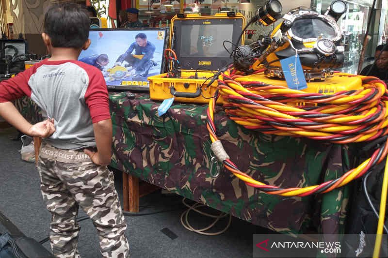 Lanal Cirebon pamerkan alutsista TNI AL kepada masyarakat