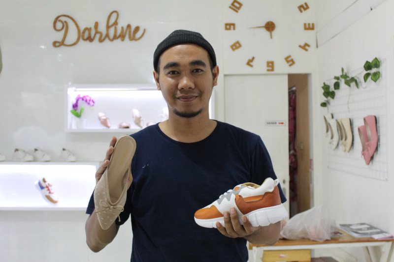 UMKM Lampung kembangkan sepatu handmade kekinian dengan harga terjangkau