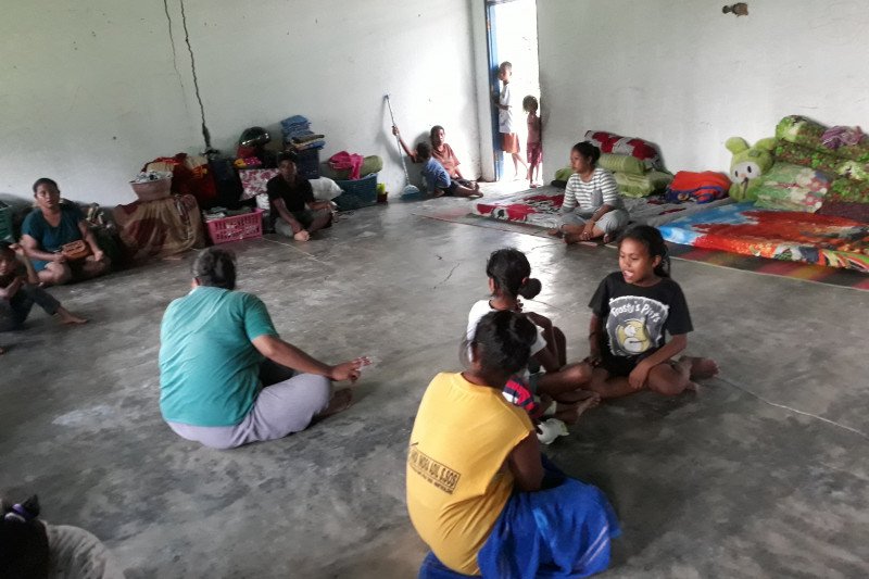 Anak korban banjir Desa Poi-Sigi diungsikan ke bekas sekolah swasta