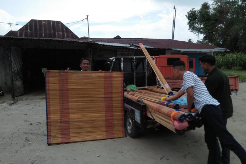 Kerajinan Tirai Rumbia Agam dipasarkan di tiga Provinsi