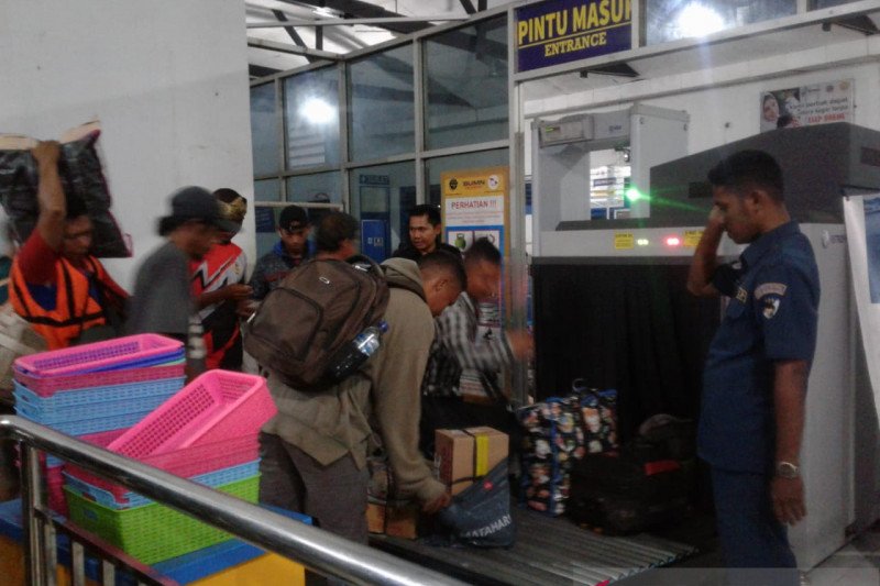 Jelang libur akhir tahun, ratusan penumpang meninggalkan Pelabuhan Baubau