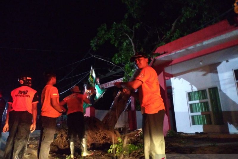 BPBD lansir Lima kecamatan di Jember diterjang angin kencang dan longsor
