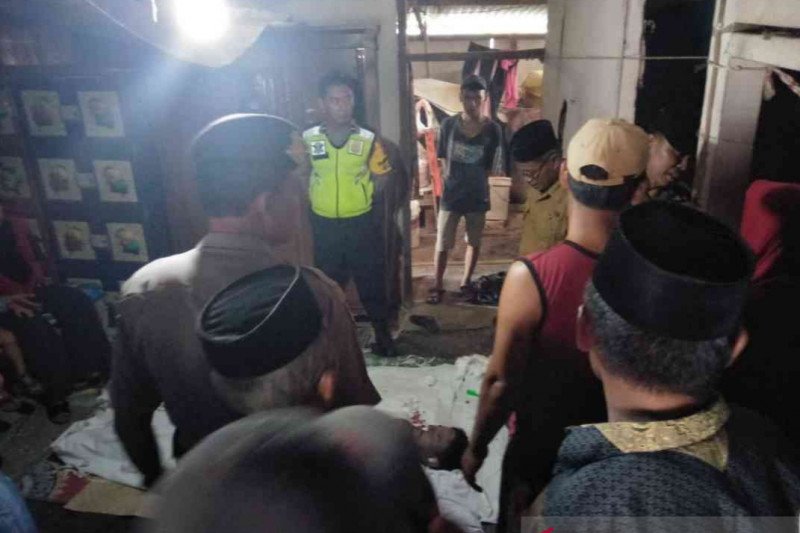 Seorang warga tewas tersengat listrik saat hendak bongkar kandang ayam